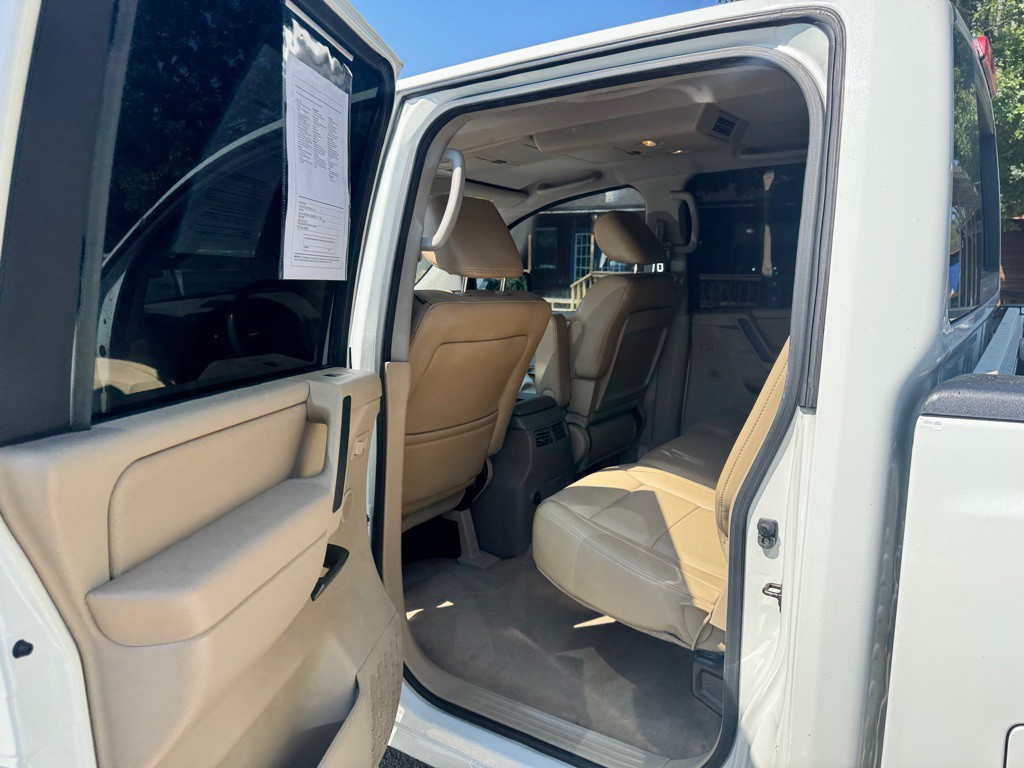 2010 Nissan Titan Image 11