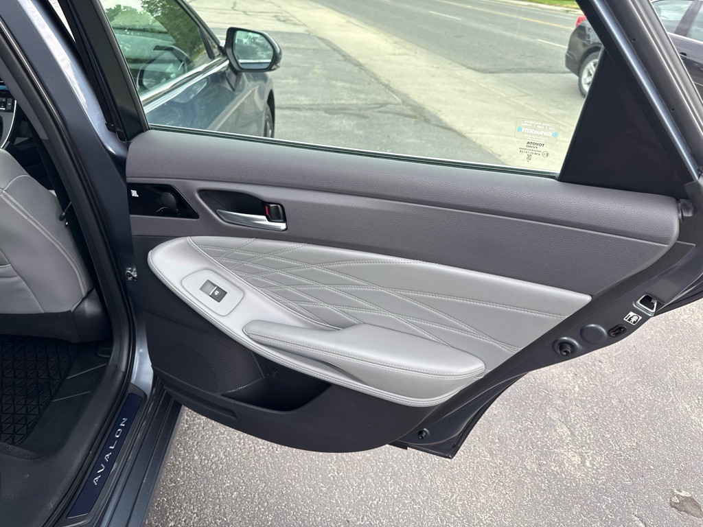 2019 Toyota Avalon Image 14