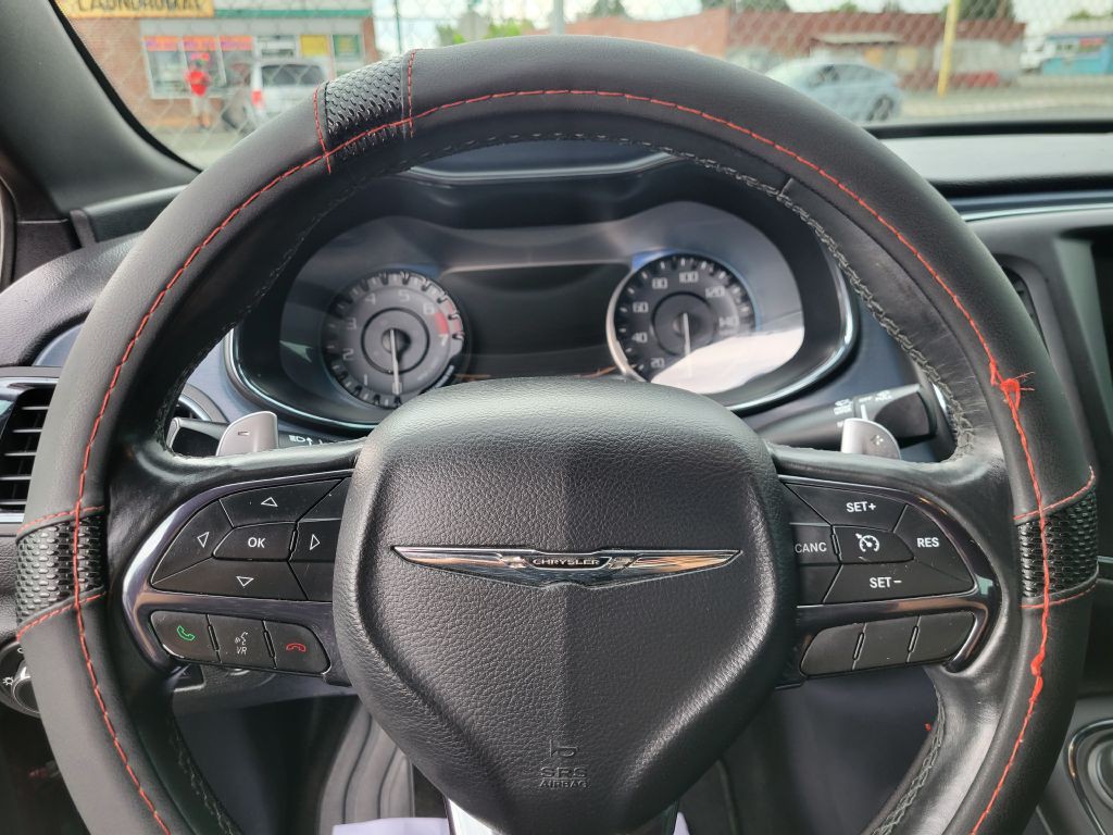 2015 Chrysler 200 Image 9