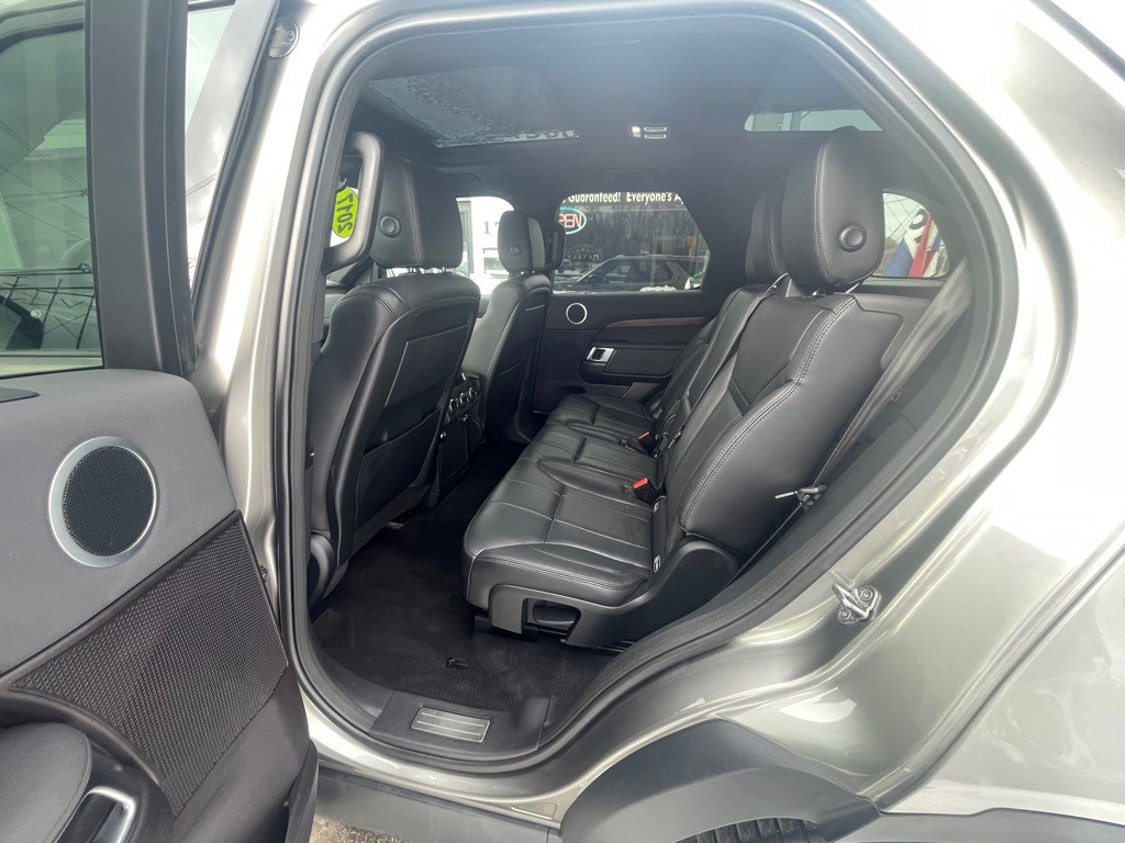 2017 Land Rover Discovery Image 12