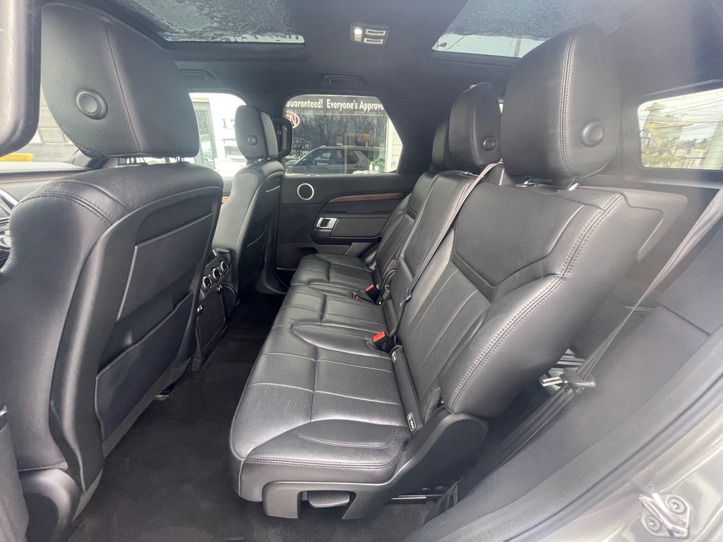 2017 Land Rover Discovery Image 13