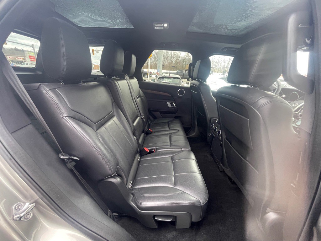 2017 Land Rover Discovery Image 18