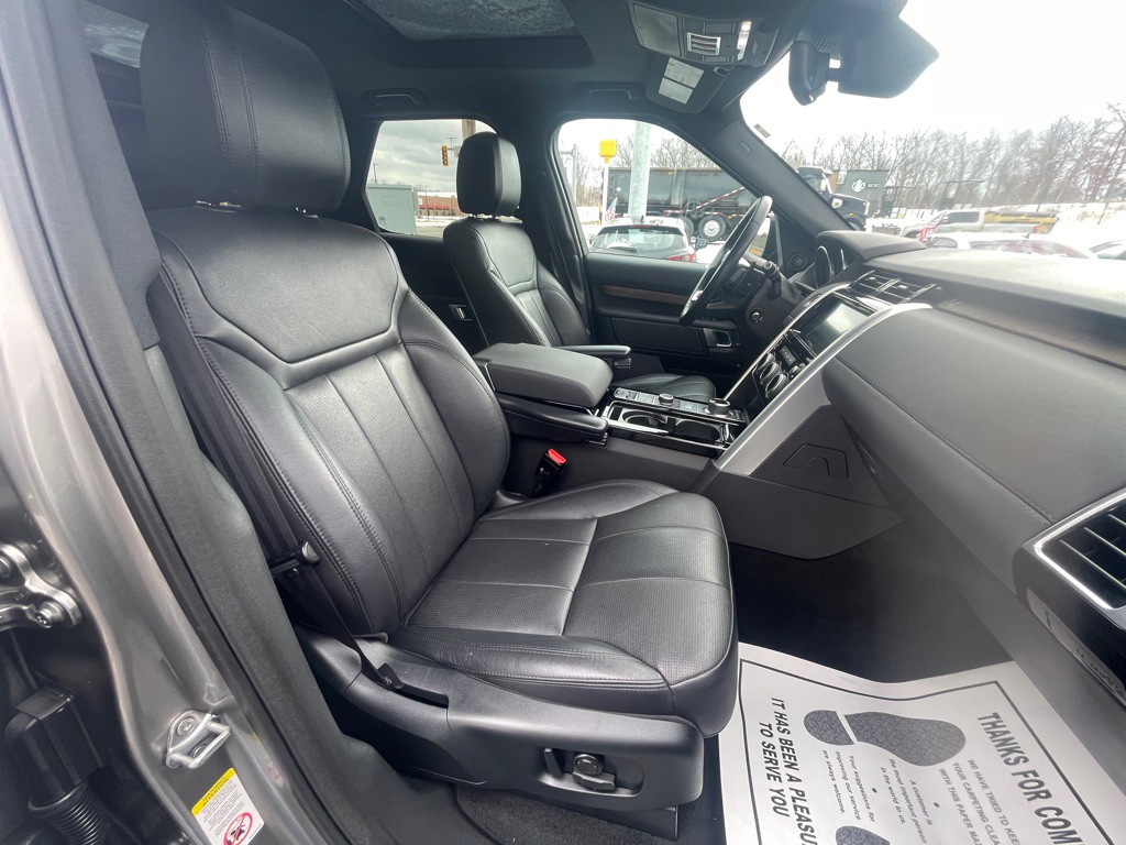 2017 Land Rover Discovery Image 25