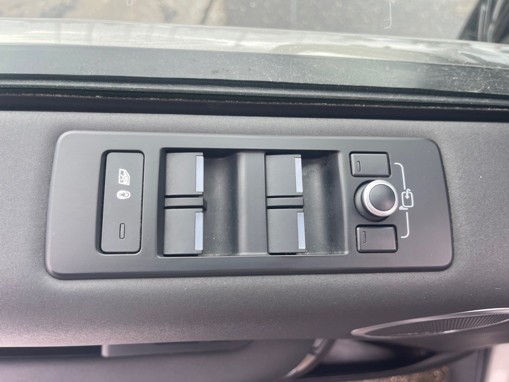 2017 Land Rover Discovery Image 28