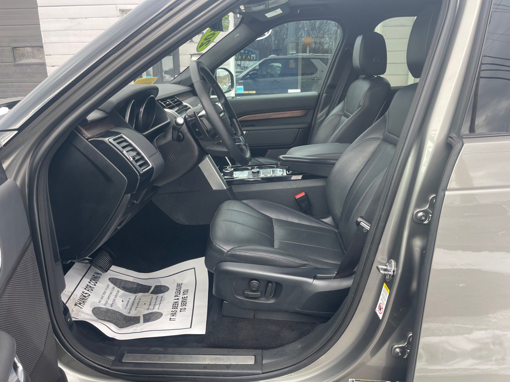 2017 Land Rover Discovery Image 30