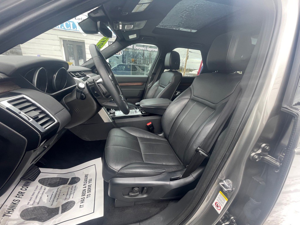 2017 Land Rover Discovery Image 32