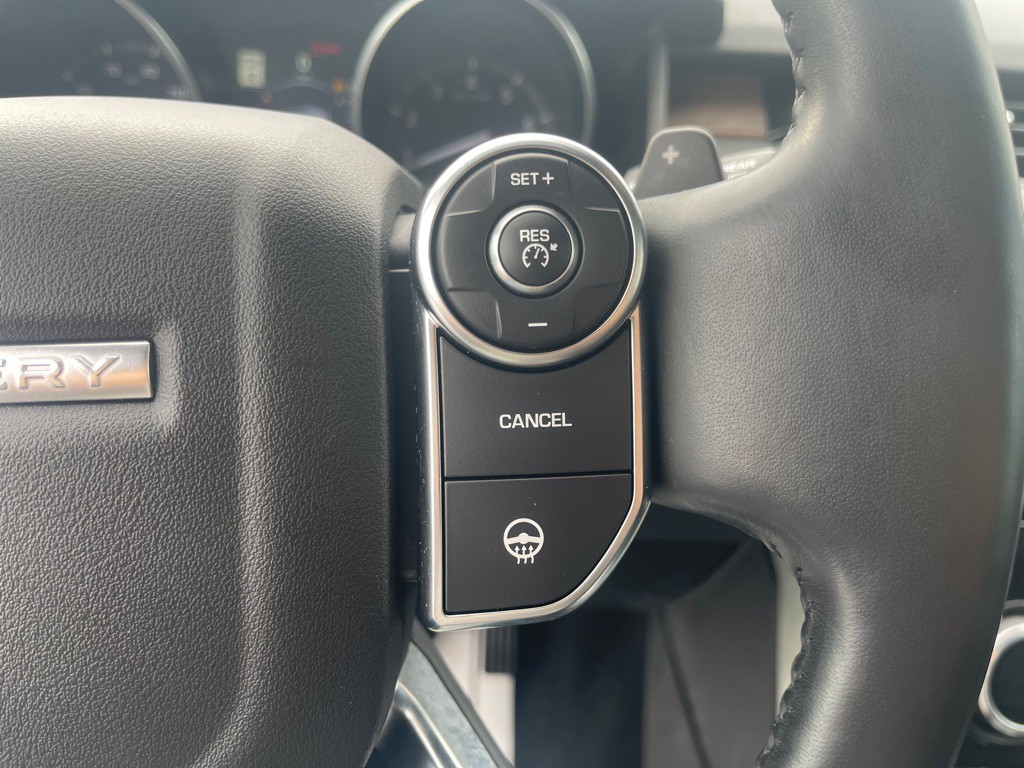 2017 Land Rover Discovery Image 35