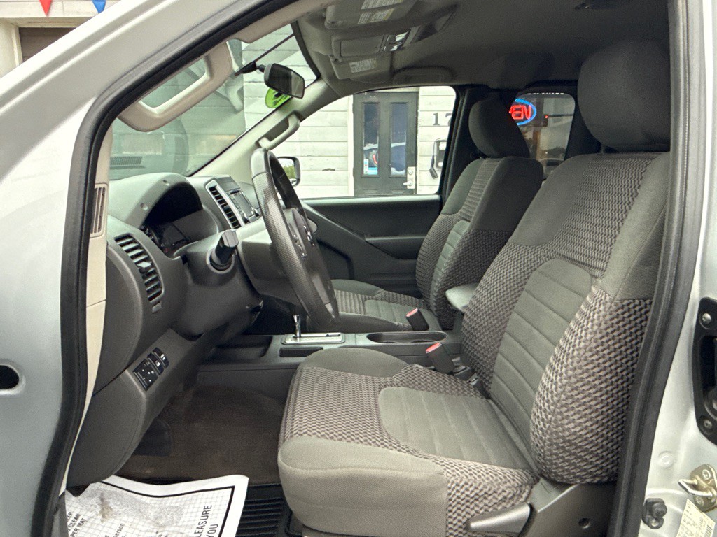 2016 Nissan Frontier Image 9