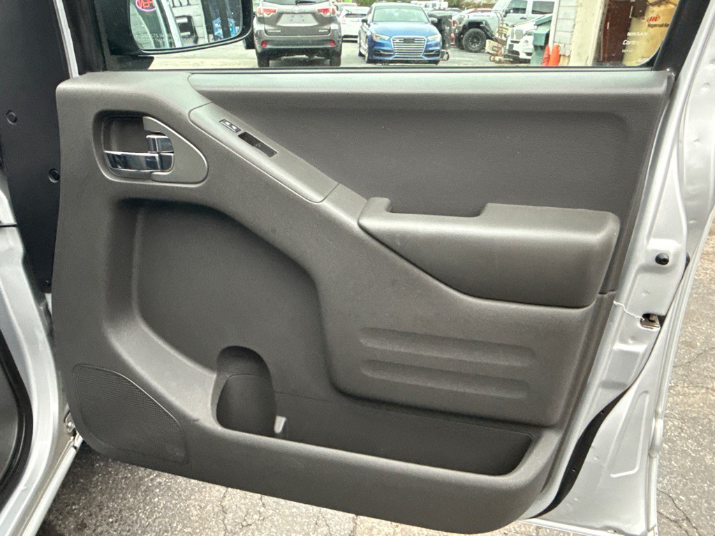 2016 Nissan Frontier Image 17