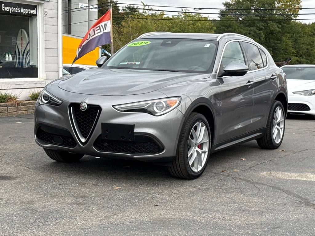 2019 Alfa Romeo Stelvio Image 2