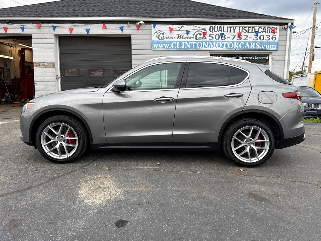 2019 Alfa Romeo Stelvio Image 3