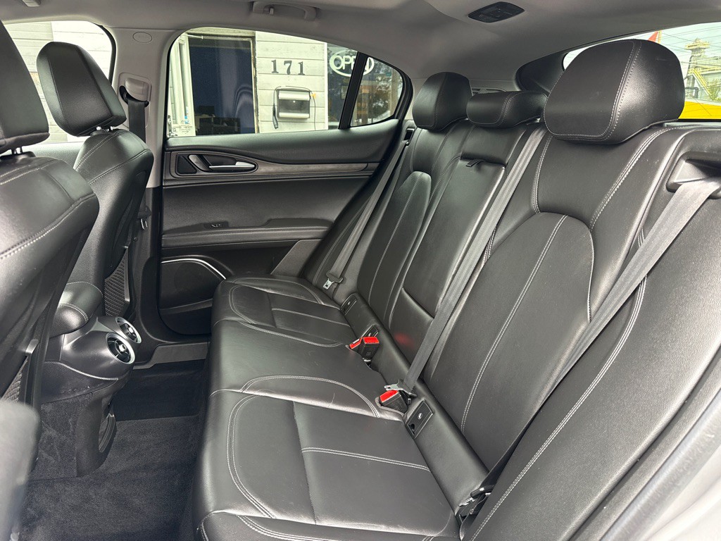 2019 Alfa Romeo Stelvio Image 19