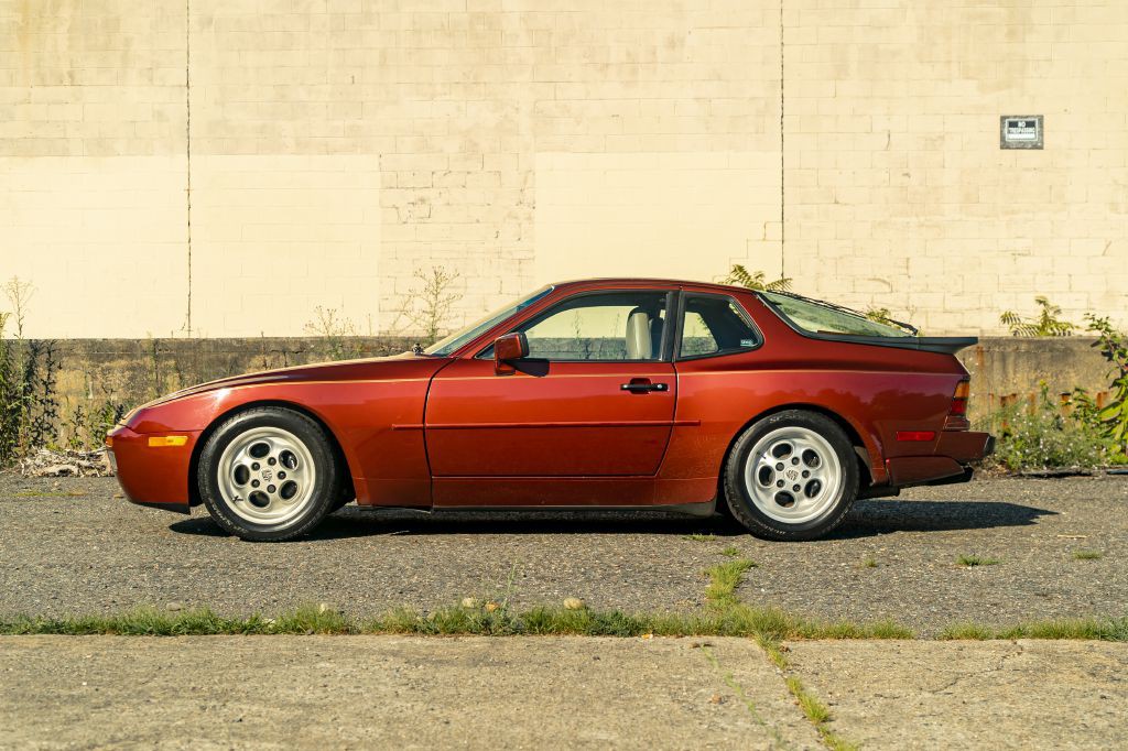 1986 Porsche 944 Image 3