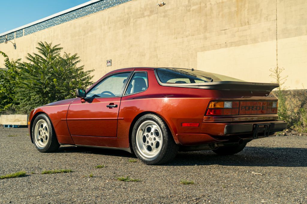 1986 Porsche 944 Image 4