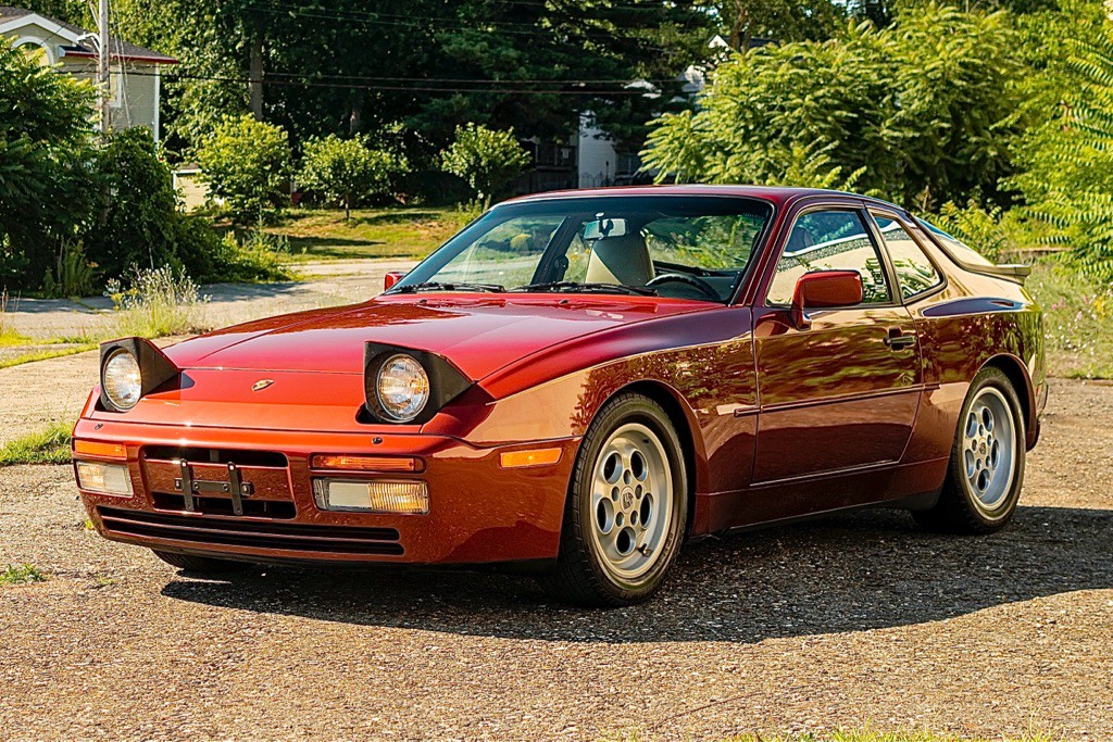 1986 Porsche 944 Image 1