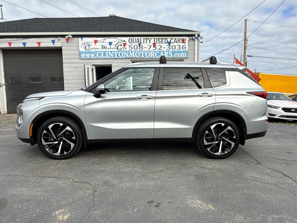 2022 Mitsubishi Outlander Image 2