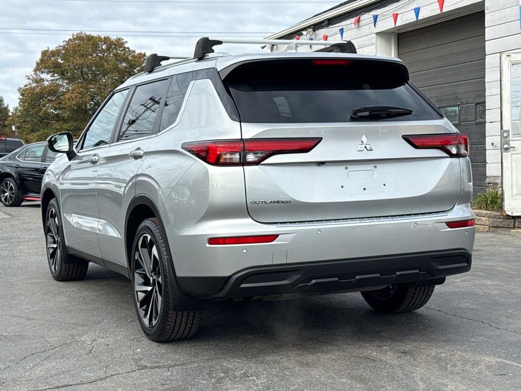 2022 Mitsubishi Outlander Image 3