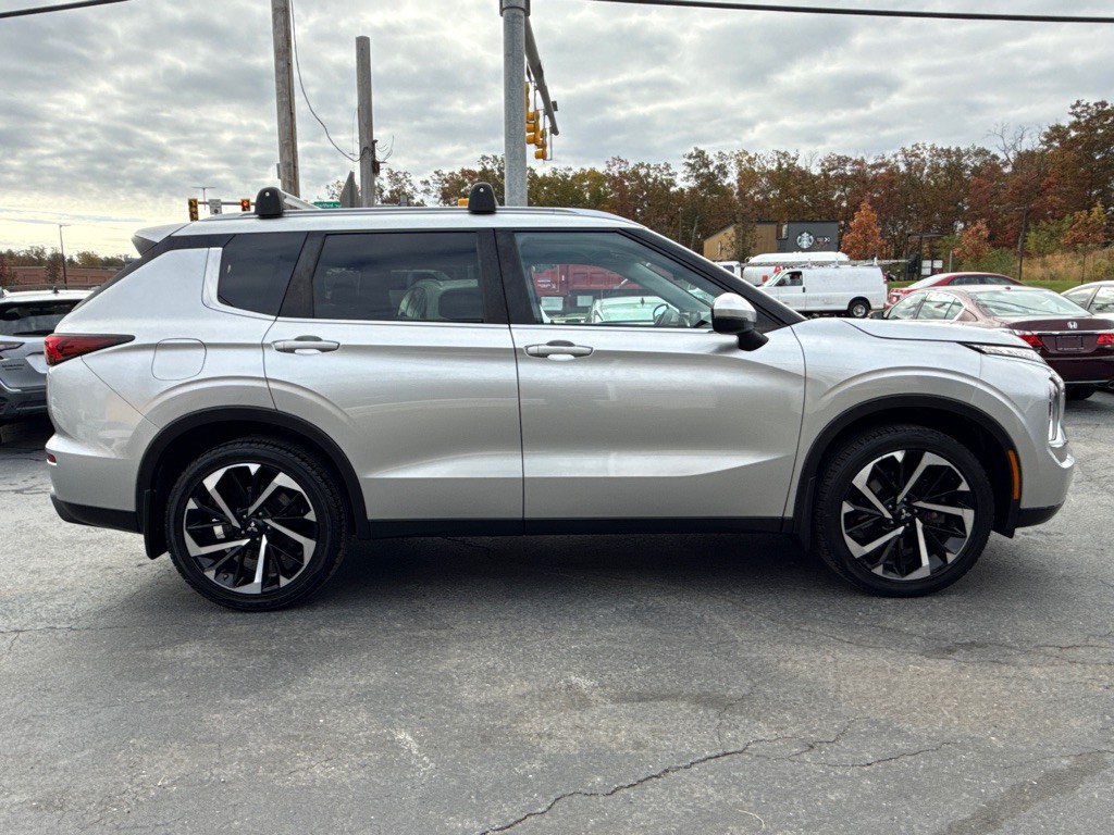 2022 Mitsubishi Outlander Image 6