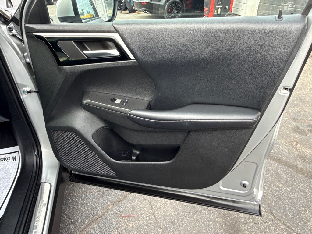 2022 Mitsubishi Outlander Image 22