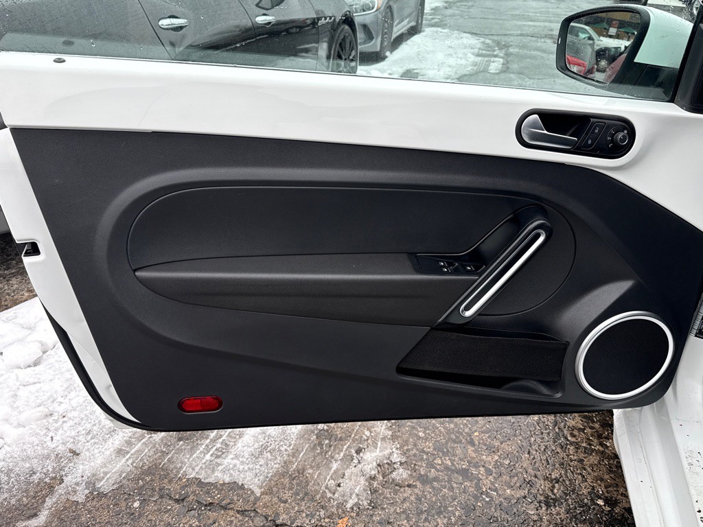 2015 Volkswagen Beetle Image 16