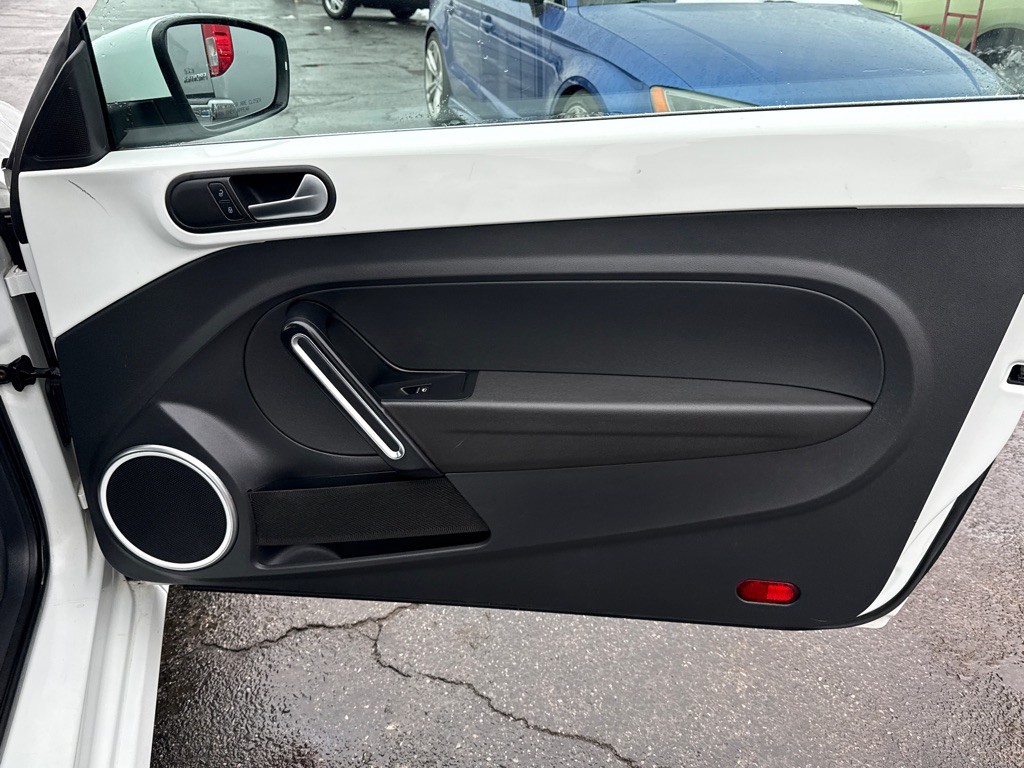 2015 Volkswagen Beetle Image 17