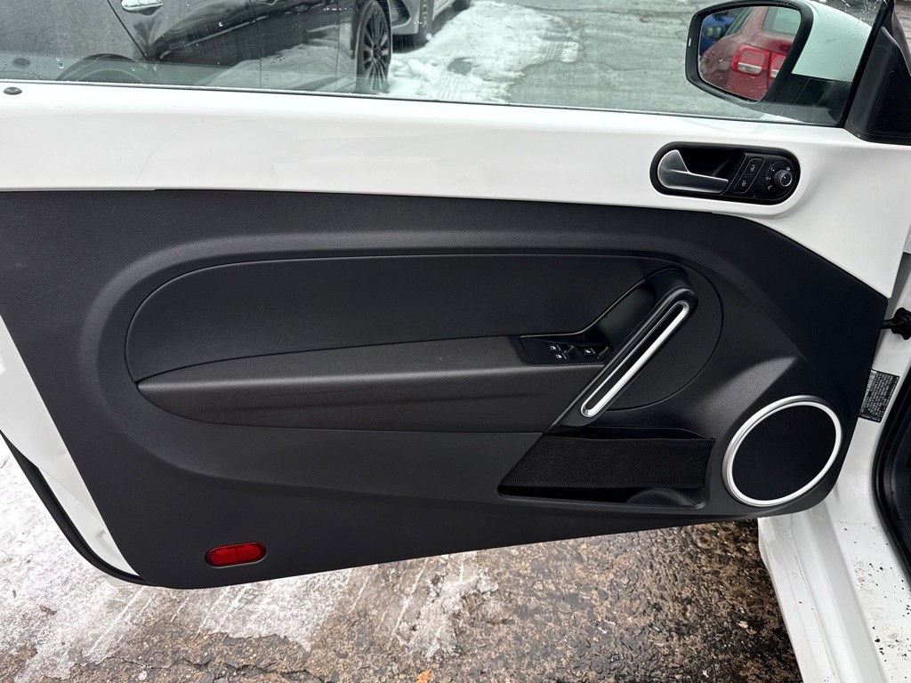 2015 Volkswagen Beetle Image 18