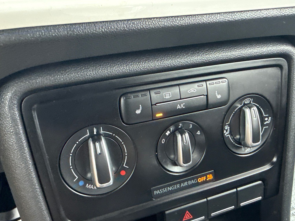 2015 Volkswagen Beetle Image 20