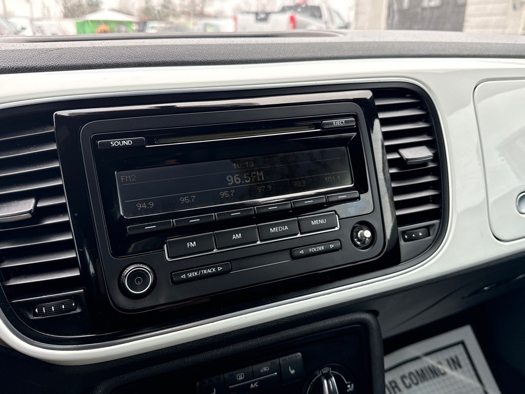 2015 Volkswagen Beetle Image 21