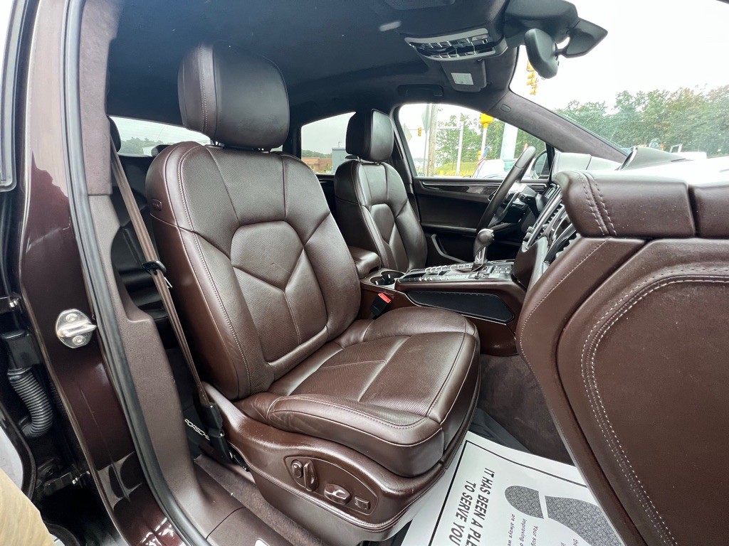2017 Porsche Macan Image 14