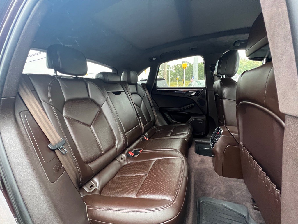 2017 Porsche Macan Image 16