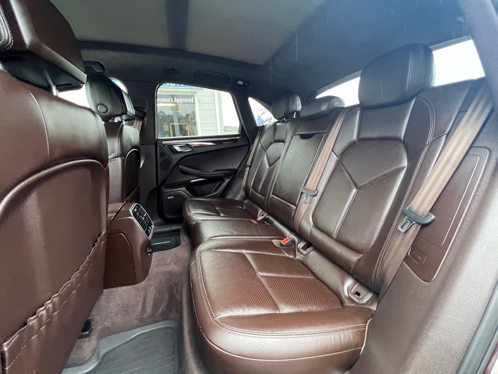 2017 Porsche Macan Image 18