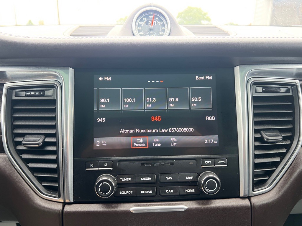 2017 Porsche Macan Image 24