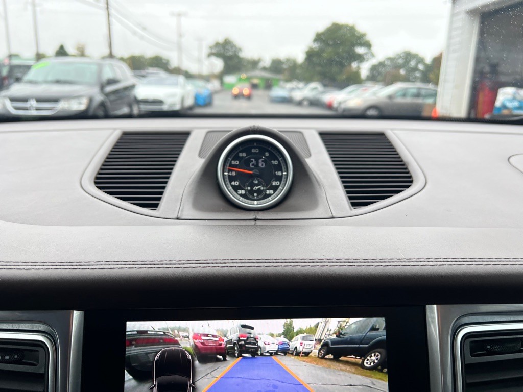 2017 Porsche Macan Image 25