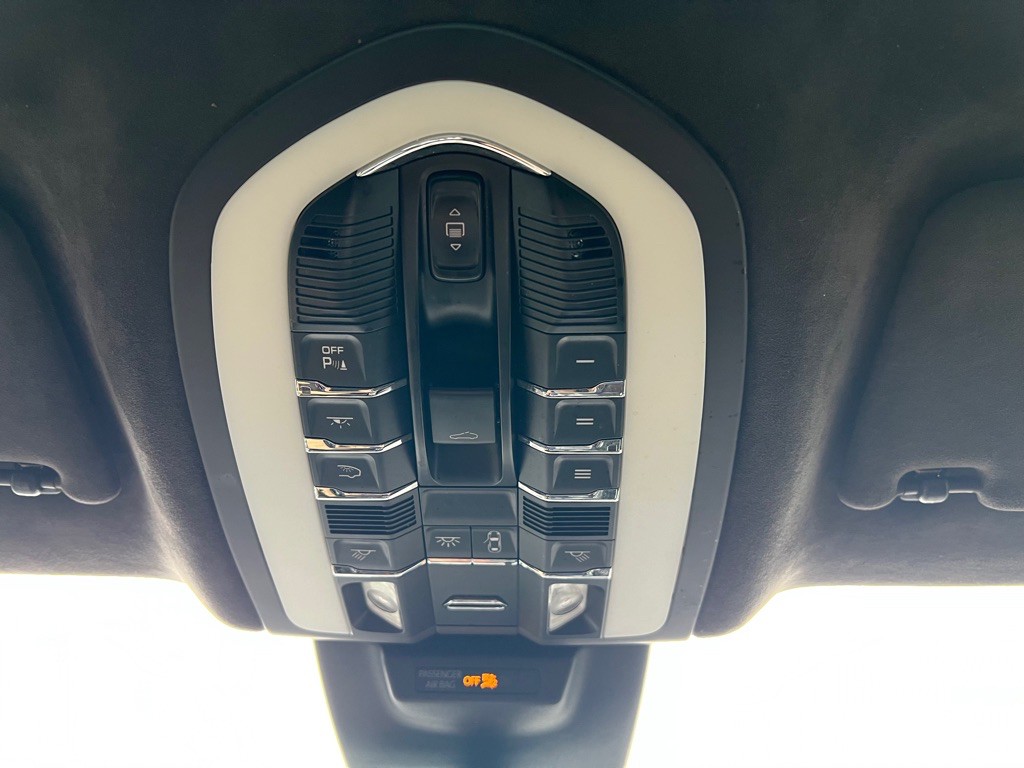 2017 Porsche Macan Image 28