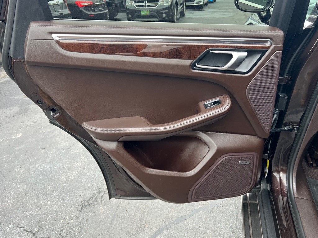 2017 Porsche Macan Image 32