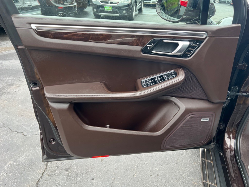 2017 Porsche Macan Image 34