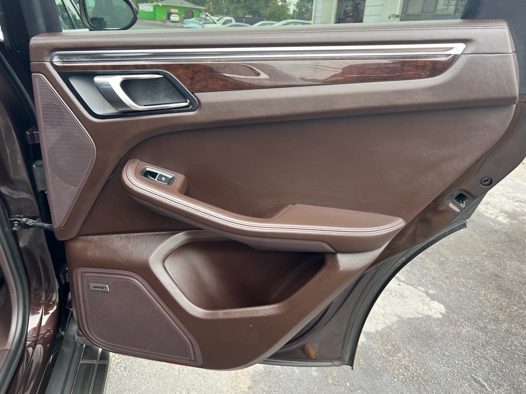 2017 Porsche Macan Image 35