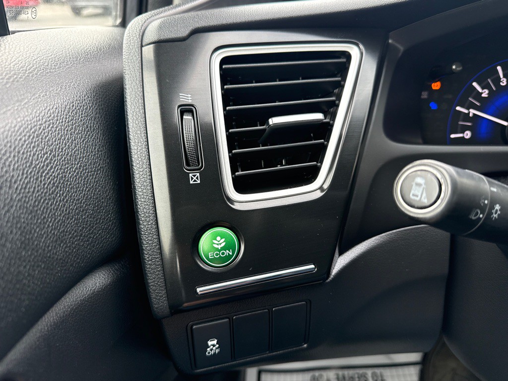 2015 Honda Civic Image 32