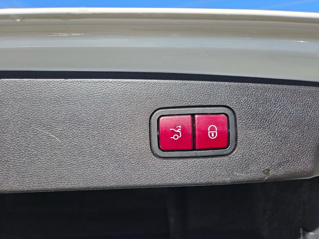 2015 Mercedes-Benz E-Class Image 26