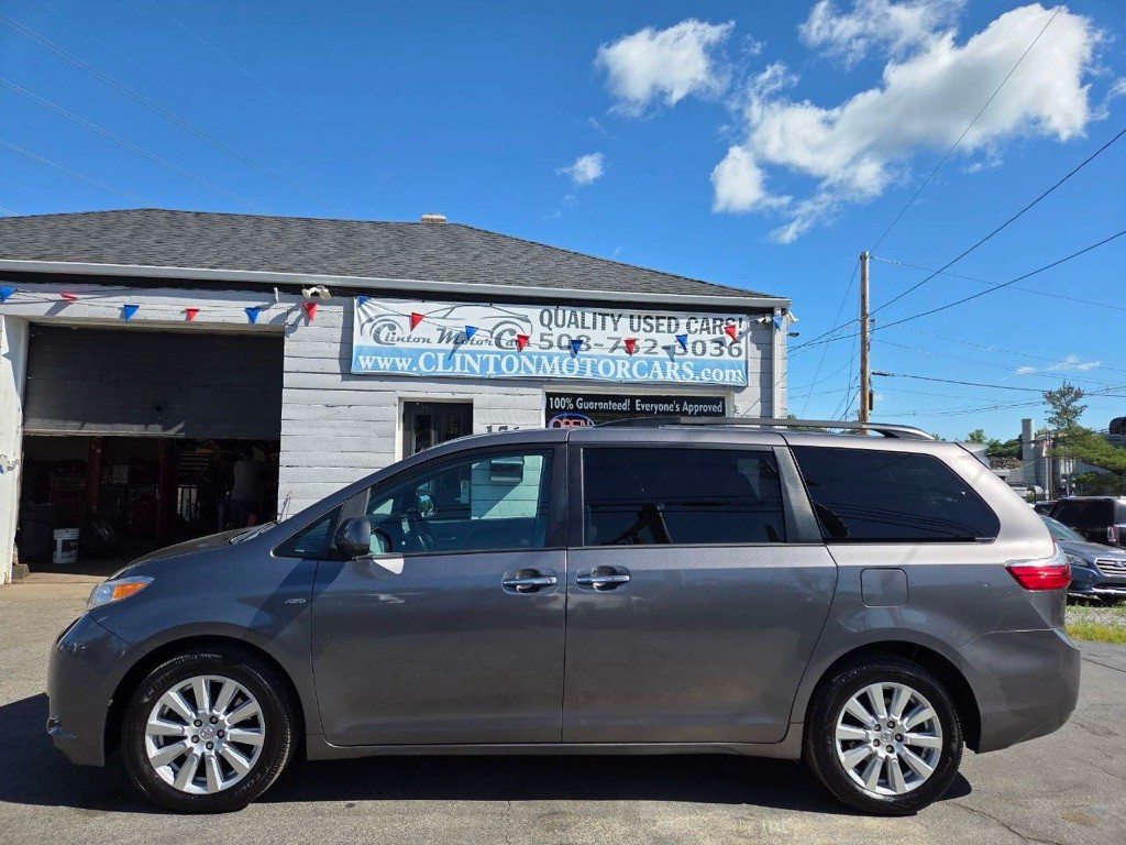 2017 Toyota Sienna Image 2