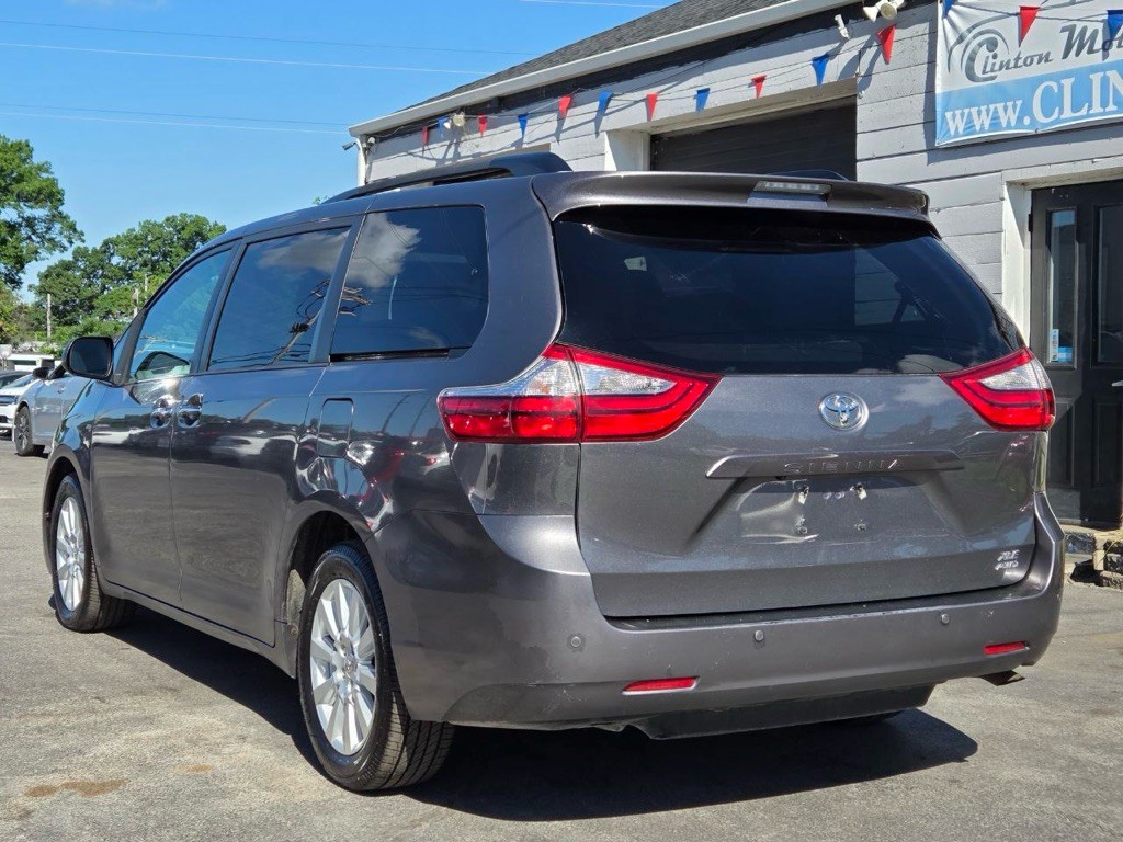 2017 Toyota Sienna Image 3