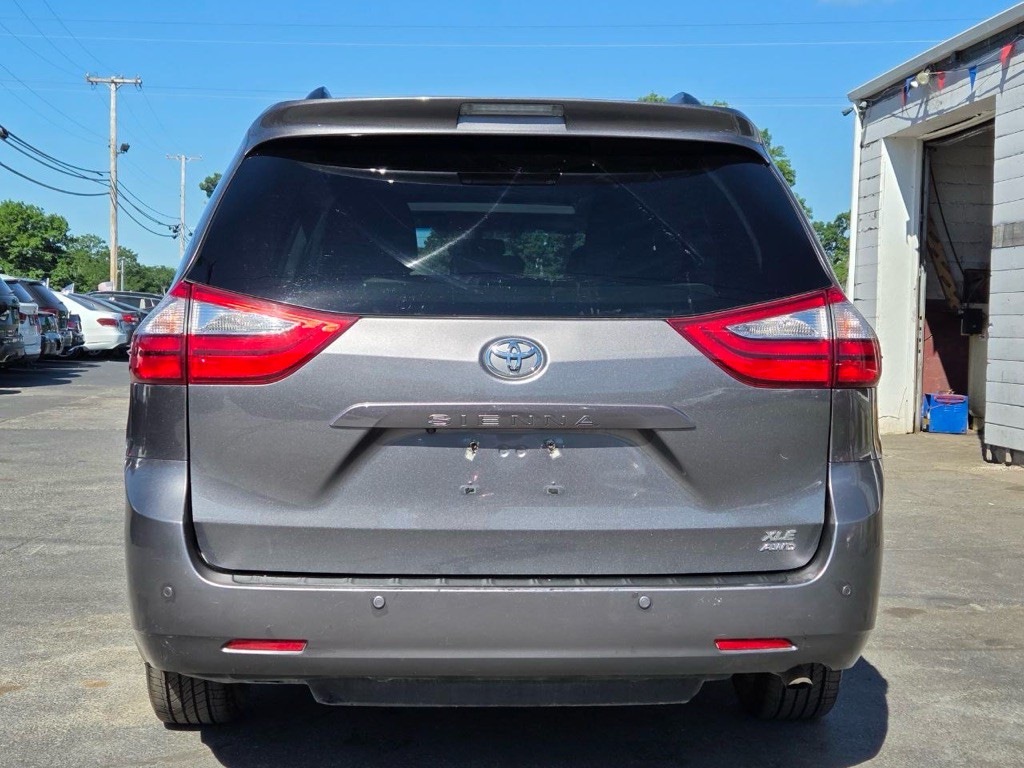 2017 Toyota Sienna Image 4