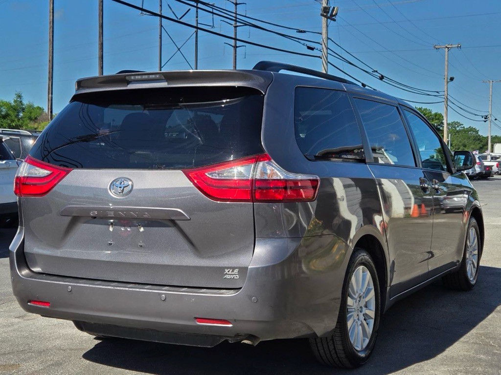 2017 Toyota Sienna Image 5