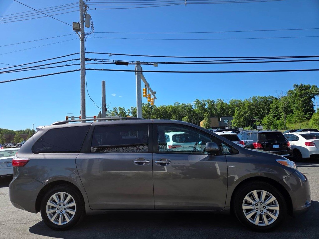 2017 Toyota Sienna Image 6