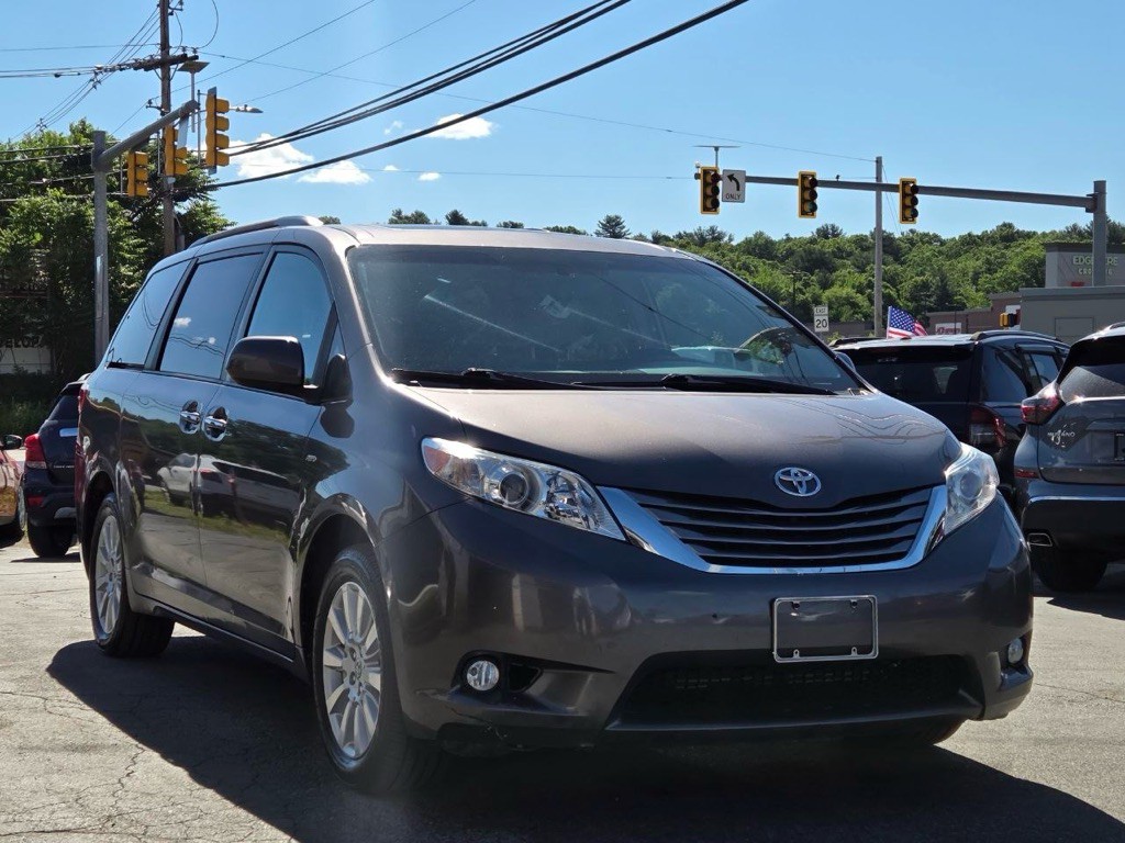 2017 Toyota Sienna Image 7