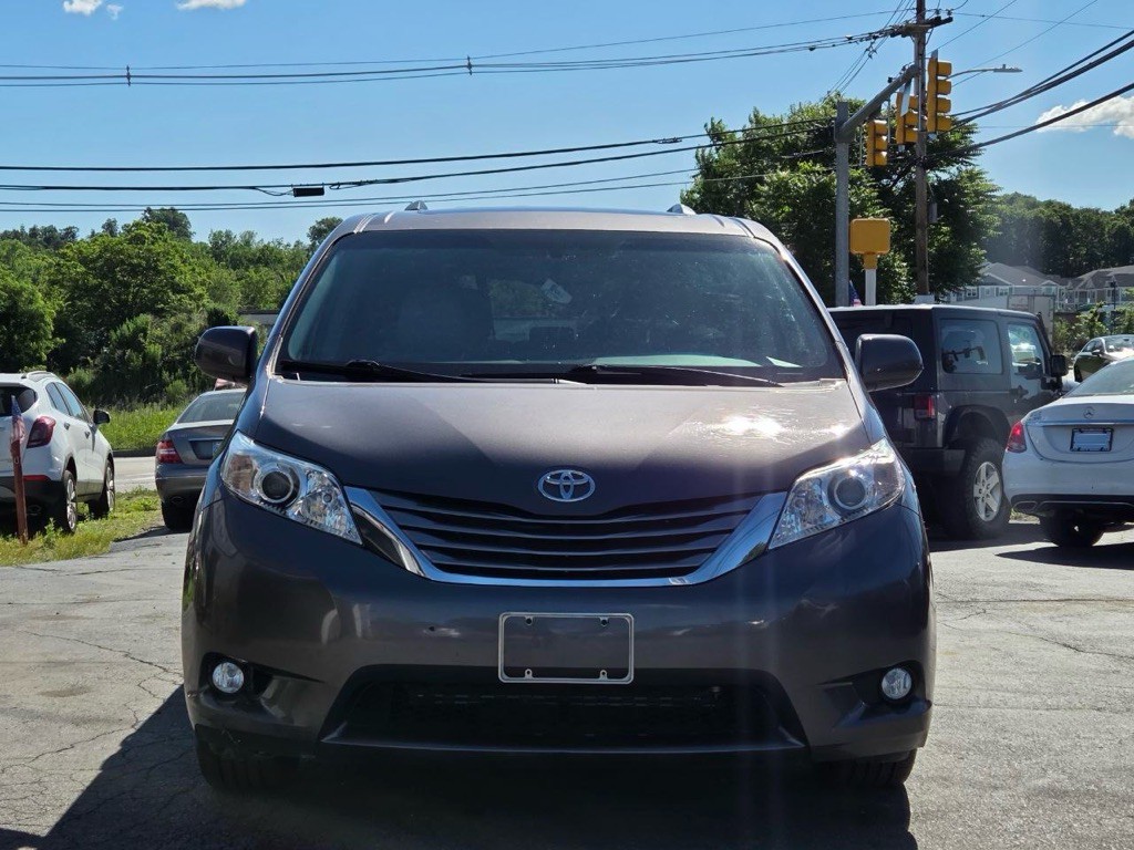 2017 Toyota Sienna Image 8