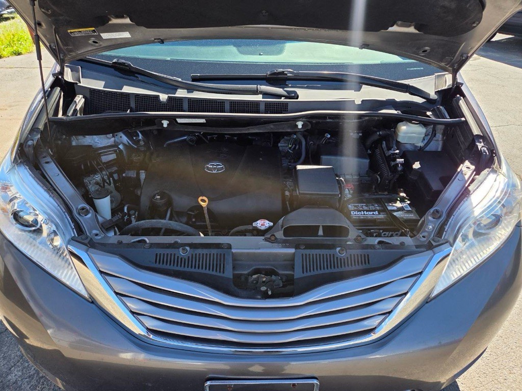 2017 Toyota Sienna Image 9