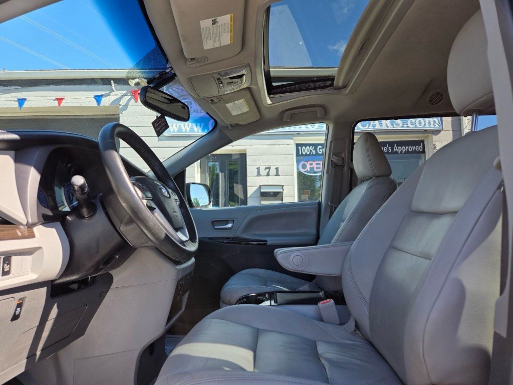 2017 Toyota Sienna Image 10