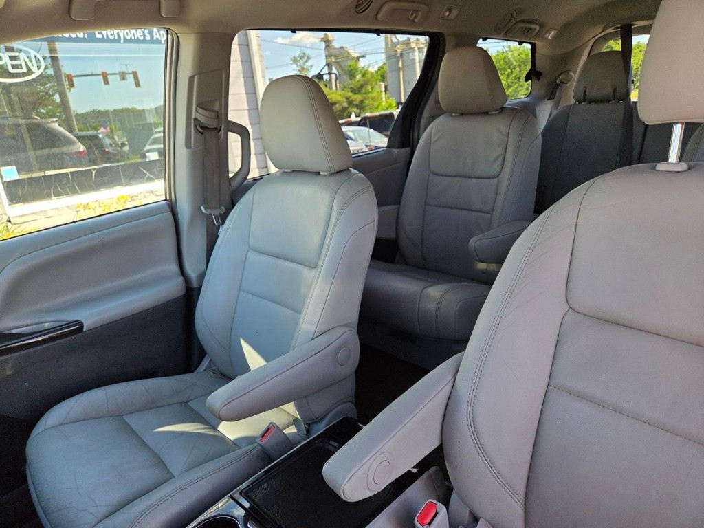 2017 Toyota Sienna Image 11