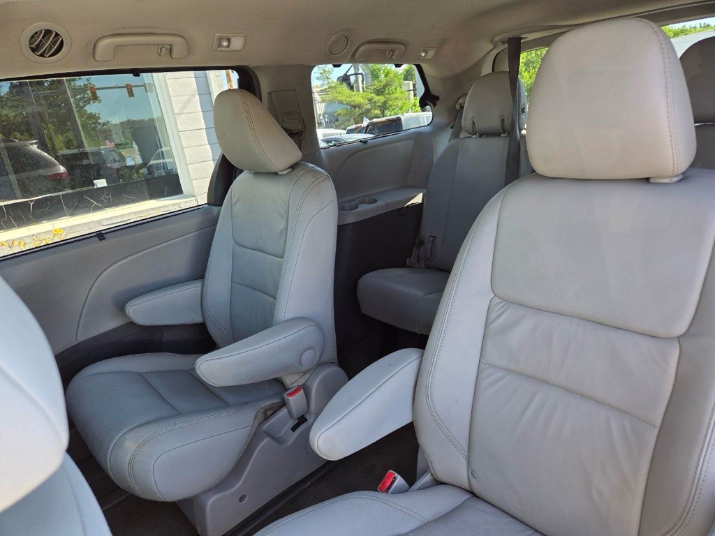2017 Toyota Sienna Image 12
